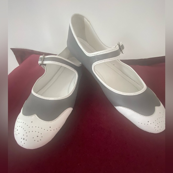 Vintage CHANEL Spring/Summer 2008 Maryjane flats. Gray/White. Leather. Size 38. - Picture 2 of 12